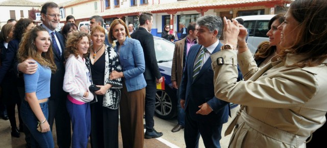 Cospedal y Rajoy durante su visita a Puerto Lápice (Ciudad Real)