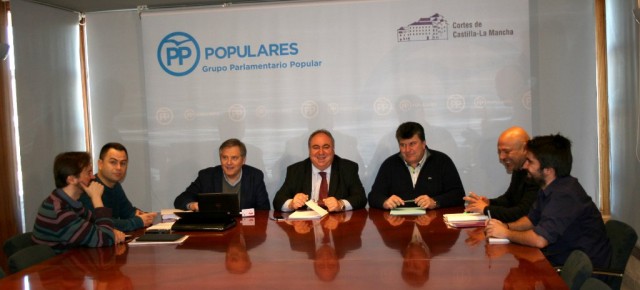 Reunión del Grupo Poppular en las Cortes de CLM con el grupo de PODEMOS