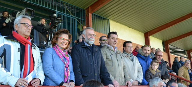 Riolobos con el alcalde de Talavera de la Reina durante el partido de futbol