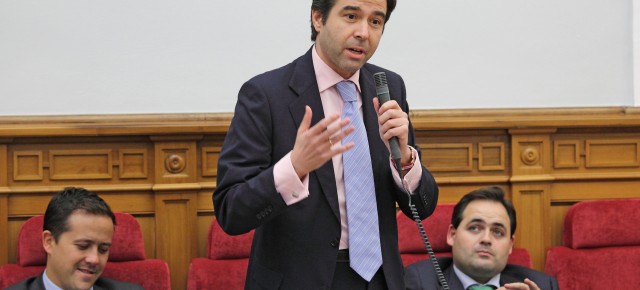Lorenzo Robisco durante su intervención en el pleno de las Cortes de CLM