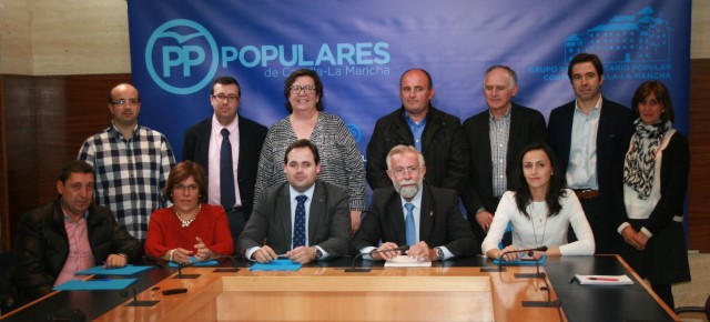 Ramos y Nuñez junto al resto de alcaldes y portavoces del PP en CLM