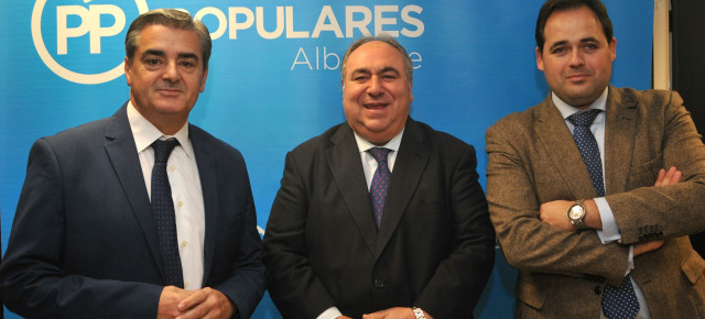 Tirado junto a Nuñez y Ramón Rodigrez presidente del PP de Almansa