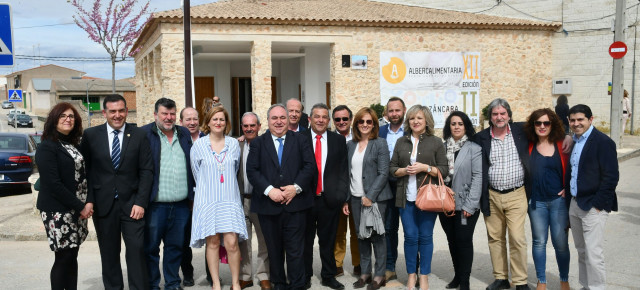 Tirado junto al alcalde de Alberca de Zancara, concejales y alcaldes de la zona