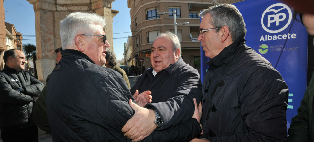 Tirado junto al alcalde de la Roda (Albacete) saludando a simpatizantes del PP