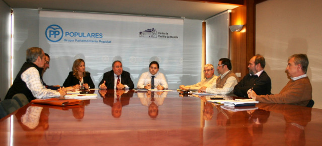 Tirado, Merino y Nuñez durante la reunión con los representantes de asociaciones vinculadas a la caza en CLM
