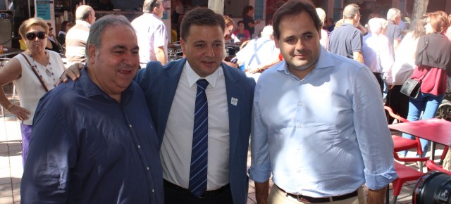 Tirado junto al alcalde de Albacete Manuel Serano y el presidente provincial del PP, Francisco Nuñez