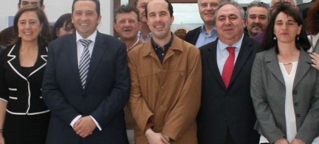 Tirado junto al nuevo alcalde de Arenales de Sangregorio