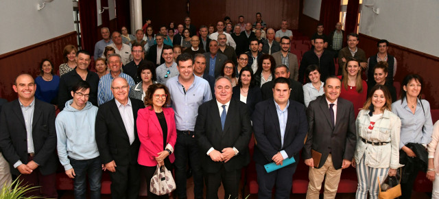 Tirado junto al nuevo alcalde de Lagartera y alcaldes y concejales de la zona